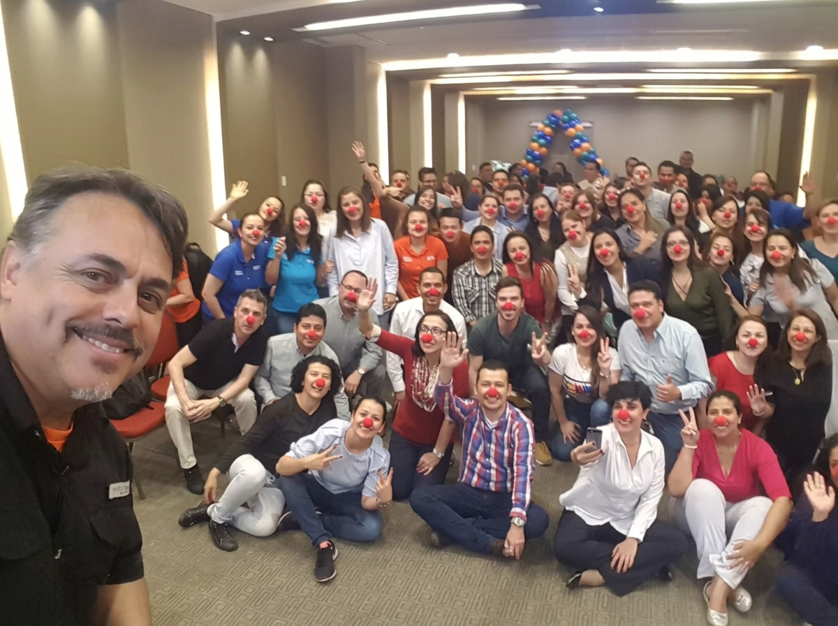 Andrés Camus con equipo en taller de team building
